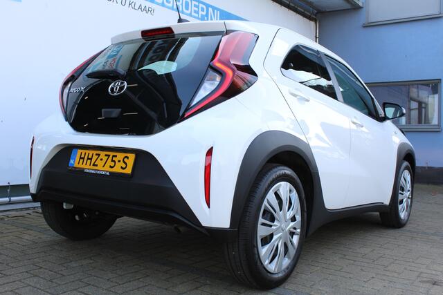 Toyota AYGO X 1.0 VVT-i MT Play | Achteruitrijcamera | Cruise controle | Lane assist | Apple CarPlay/Android Auto | Airco | DAB+ | Automatisch grootlicht | Zwarte hemelbekleding |