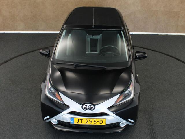 Toyota AYGO 1.0 VVT-i X-Wave - ORIGINEEL NEDERLANDSE AUTO - CABRIODAK - AIRCO - GROOT MULTIMEDIASCHERM - AFKOMSTIG VAN 2E EIGENAAR - BLUETOOTH - CAMERA - TOERENTELLER - LEDEREN STUUR - SNELHEIDSBEGRENZER