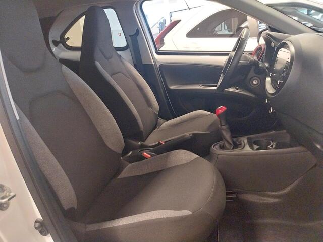 Toyota AYGO X 1.0 VVT-i MT First + Corel Red Pack | Apple Carplay & AndroidAUTO | Camera | Lichtmetalen velgen | Privacy Glass |