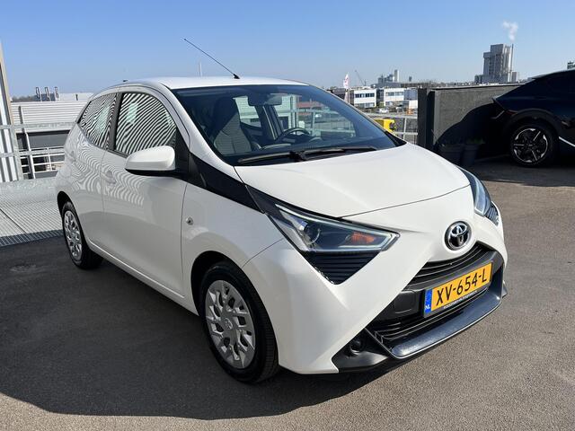 Toyota AYGO 1.0 VVT-i x-play Automaat, Achteruitrijcamera, Bluetooth, Nieuw geleverd en dealeronderhouden, 1e eign. BTW-auto