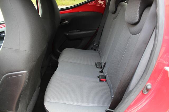 Toyota AYGO 1.0 VVT-i 5-deurs x-Joy | Rijklaar | Stoelverwarming | Clima | Apple/Android | LM-velgen | Dealer onderhouden