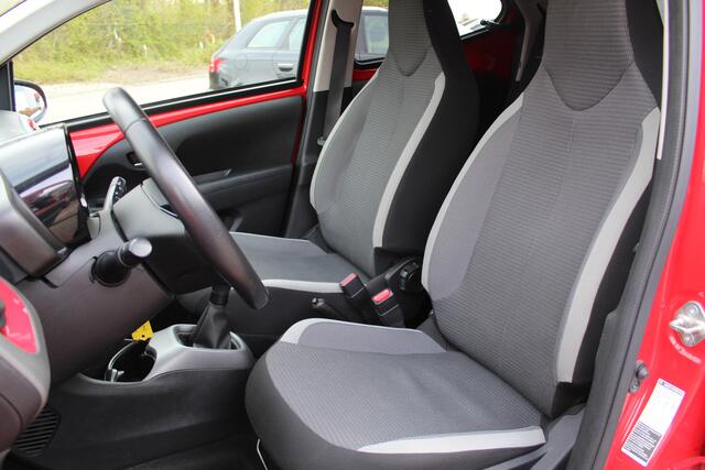 Toyota AYGO 1.0 VVT-i 5-deurs x-Joy | Rijklaar | Stoelverwarming | Clima | Apple/Android | LM-velgen | Dealer onderhouden
