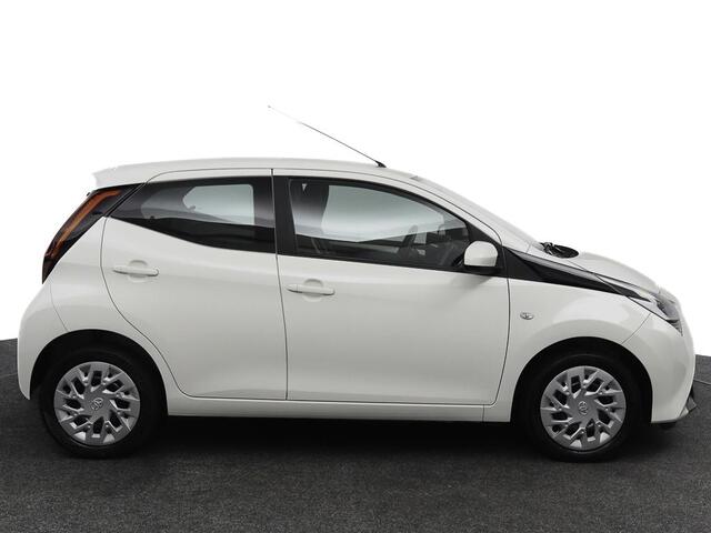 Toyota AYGO 1.0 VVT-i x-play | Parkeercamera | Airco | 5-drs |