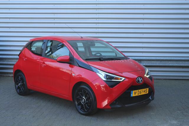 Toyota AYGO 1.0 VVT-i 73pk x-play NL-Auto NAP 10 jaar Garantie Airco Camera Carplay 15"LMV CPV El. Ramen 1e eigenaar