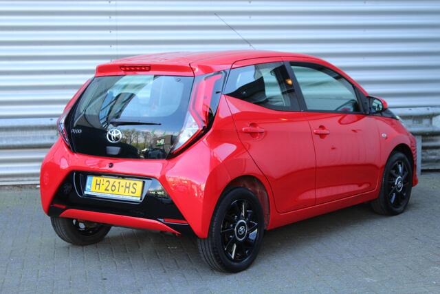 Toyota AYGO 1.0 VVT-i 73pk x-play NL-Auto NAP 10 jaar Garantie Airco Camera Carplay 15"LMV CPV El. Ramen 1e eigenaar