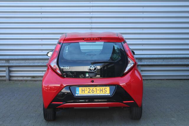 Toyota AYGO 1.0 VVT-i 73pk x-play NL-Auto NAP 10 jaar Garantie Airco Camera Carplay 15"LMV CPV El. Ramen 1e eigenaar