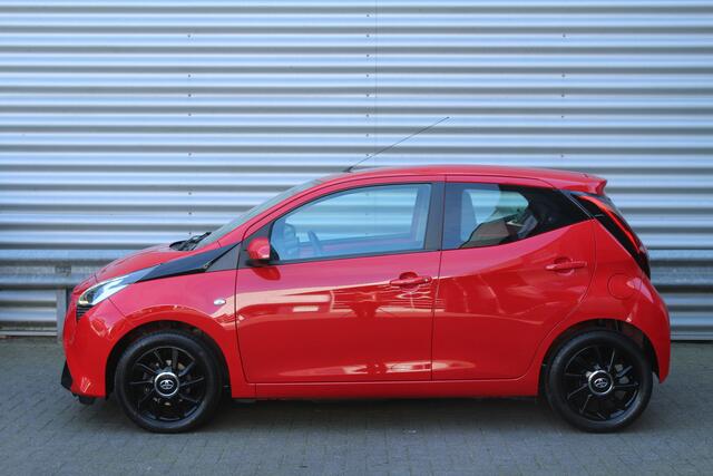 Toyota AYGO 1.0 VVT-i 73pk x-play NL-Auto NAP 10 jaar Garantie Airco Camera Carplay 15"LMV CPV El. Ramen 1e eigenaar