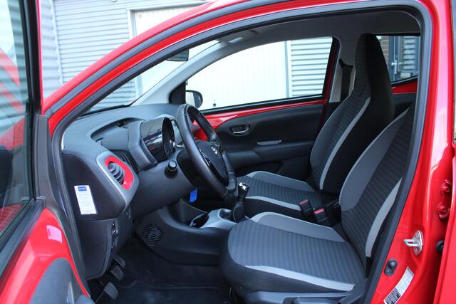 Toyota AYGO 1.0 VVT-i 73pk x-play NL-Auto NAP 10 jaar Garantie Airco Camera Carplay 15"LMV CPV El. Ramen 1e eigenaar
