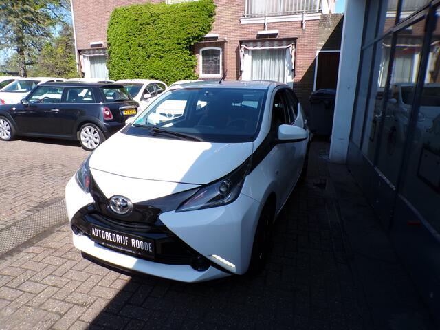 Toyota AYGO 1.0 VVT-i x-play AUTOMAAT,PDC,AIRCO !!! ''2e PAASDAG OPEN''