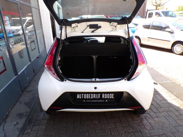 Toyota AYGO 1.0 VVT-i x-play AUTOMAAT,PDC,AIRCO !!! ''2e PAASDAG OPEN''