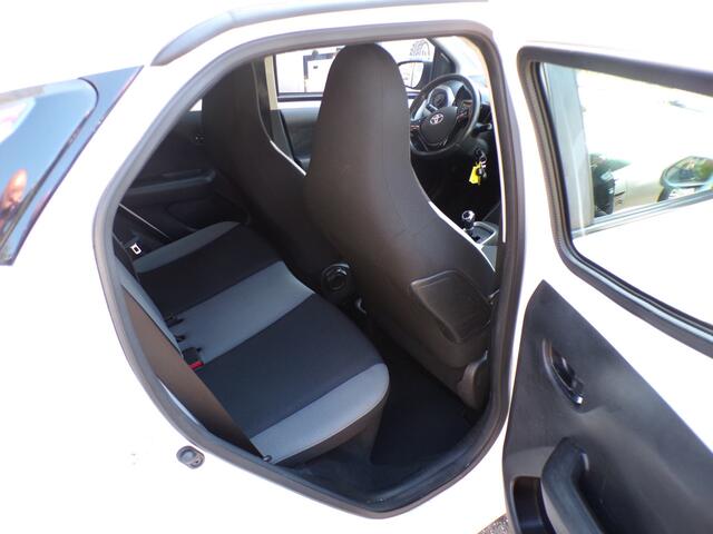 Toyota AYGO 1.0 VVT-i x-play AUTOMAAT,PDC,AIRCO !!! ''2e PAASDAG OPEN''