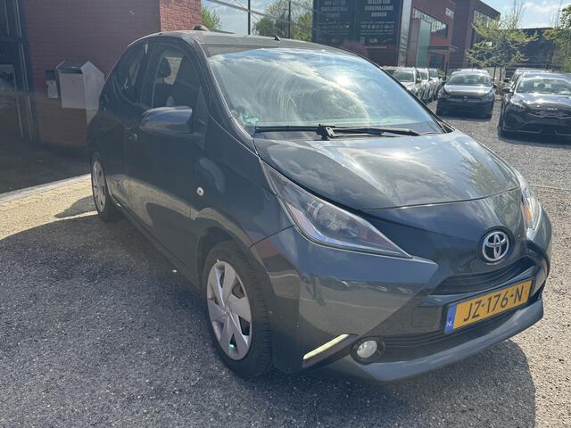 Toyota AYGO 1.0 VVT-i x-play // NAVI // AIRCO // CAMERA // PARKEER SENSOREN // BLUETOOTH // ELK. RAMEN