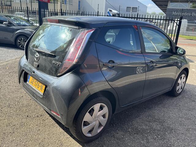 Toyota AYGO 1.0 VVT-i x-play // NAVI // AIRCO // CAMERA // PARKEER SENSOREN // BLUETOOTH // ELK. RAMEN