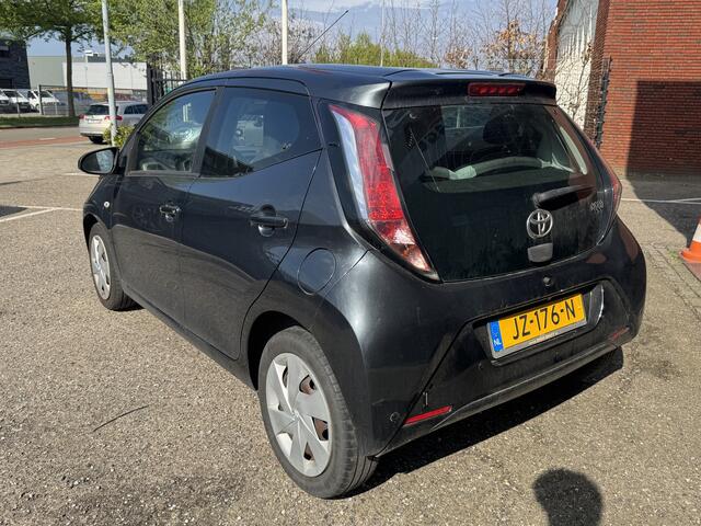 Toyota AYGO 1.0 VVT-i x-play // NAVI // AIRCO // CAMERA // PARKEER SENSOREN // BLUETOOTH // ELK. RAMEN