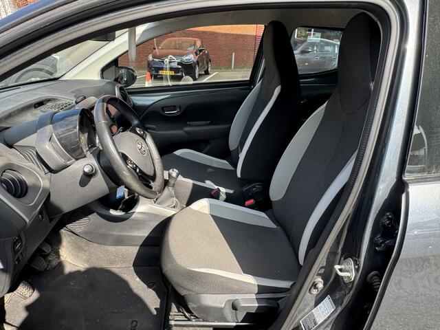 Toyota AYGO 1.0 VVT-i x-play // NAVI // AIRCO // CAMERA // PARKEER SENSOREN // BLUETOOTH // ELK. RAMEN