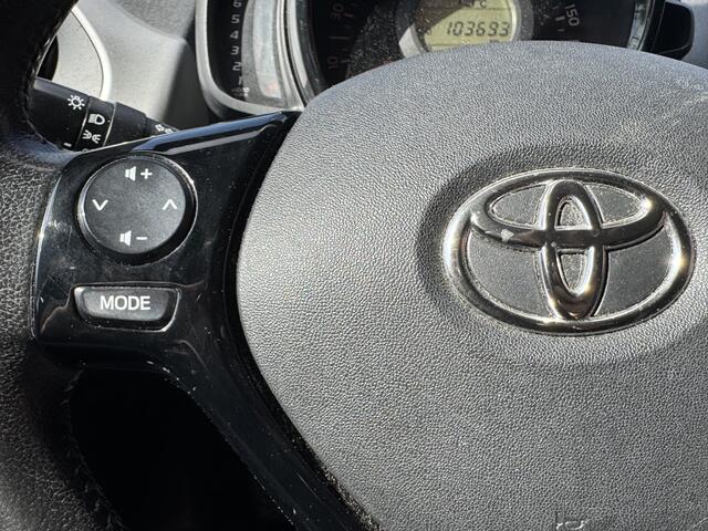 Toyota AYGO 1.0 VVT-i x-play // NAVI // AIRCO // CAMERA // PARKEER SENSOREN // BLUETOOTH // ELK. RAMEN