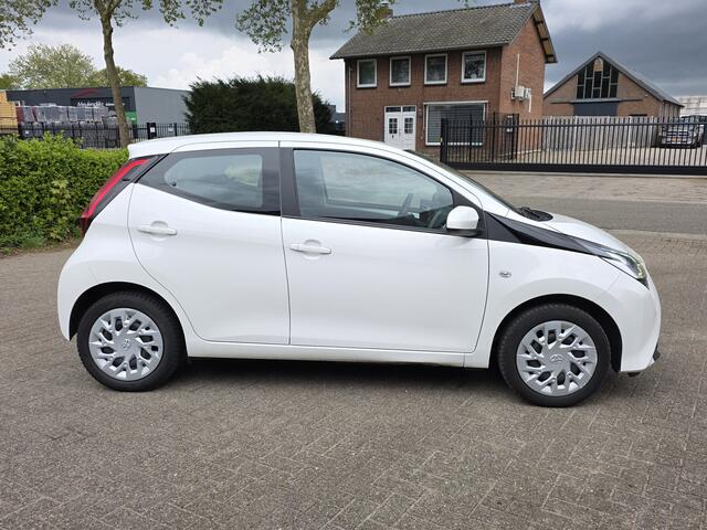 Toyota AYGO 1.0 VVT-i x-play, Camera! Carplay! Trekhaak! Zondag OPEN!