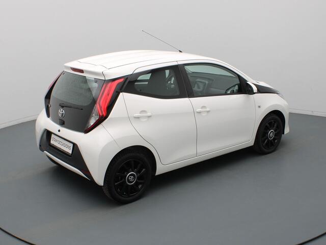Toyota AYGO 73 pk VVT-i x-play AUTOMAAT Airco | Camera | Carplay | 15" Velgen