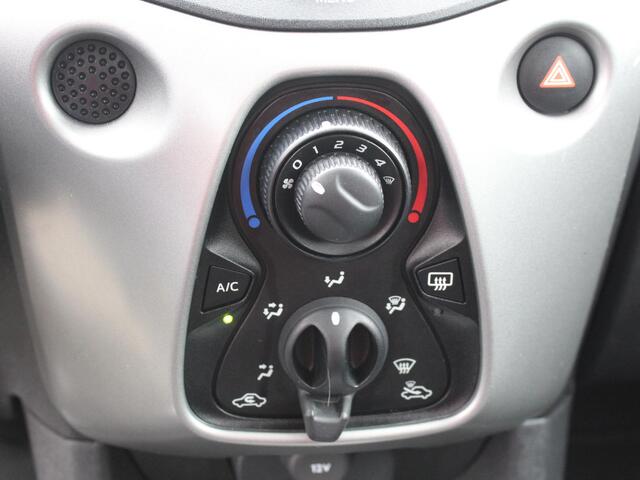 Toyota AYGO 1.0 VVT-i x-now / Airco / Bluetooth / Elektrische Ramen Voor / 5-Deurs / Stoelverwarming Bestuurdersstoel /