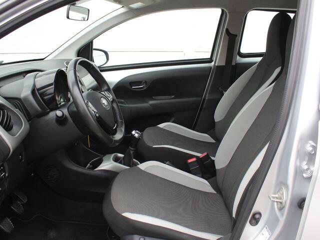 Toyota AYGO 1.0 VVT-i x-now / Airco / Bluetooth / Elektrische Ramen Voor / 5-Deurs / Stoelverwarming Bestuurdersstoel /