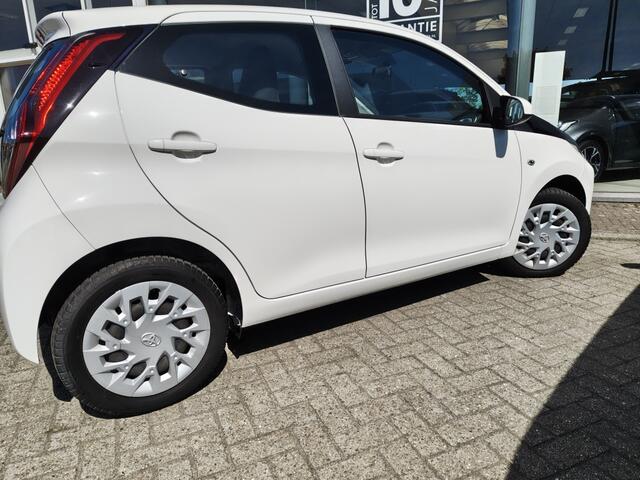 Toyota AYGO 1.0 VVT-i x-play Automaat | Android Auto, Apple Carplay | Achter