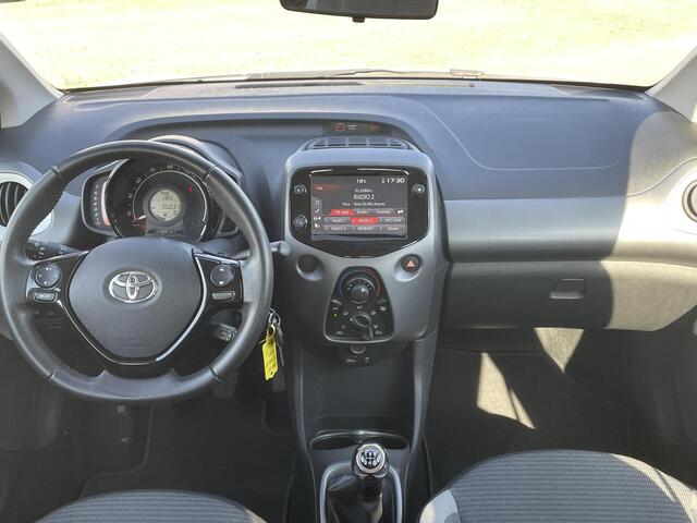 Toyota AYGO 1.0 VVT-i x-play **APPLE CARPLAY/ PARKEERCAMERA/ 36 MAANDEN GARANTIE**