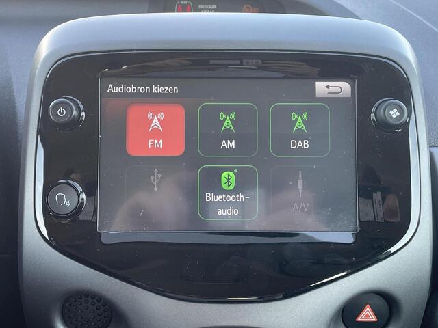 Toyota AYGO 1.0 VVT-i x-play **APPLE CARPLAY/ PARKEERCAMERA/ 36 MAANDEN GARANTIE**