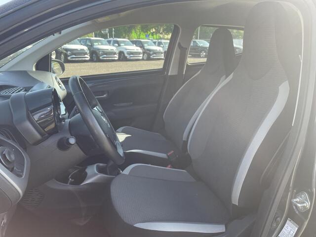 Toyota AYGO 1.0 VVT-i x-play **APPLE CARPLAY/ PARKEERCAMERA/ 36 MAANDEN GARANTIE**