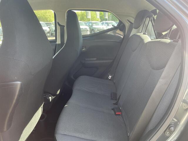 Toyota AYGO 1.0 VVT-i x-play **APPLE CARPLAY/ PARKEERCAMERA/ 36 MAANDEN GARANTIE**