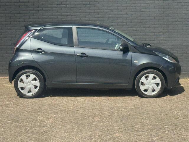 Toyota AYGO 1.0 VVT-i x-play I INCL. ¤ 850,00 AFL.KOSTEN + BOVAG GARANTIE