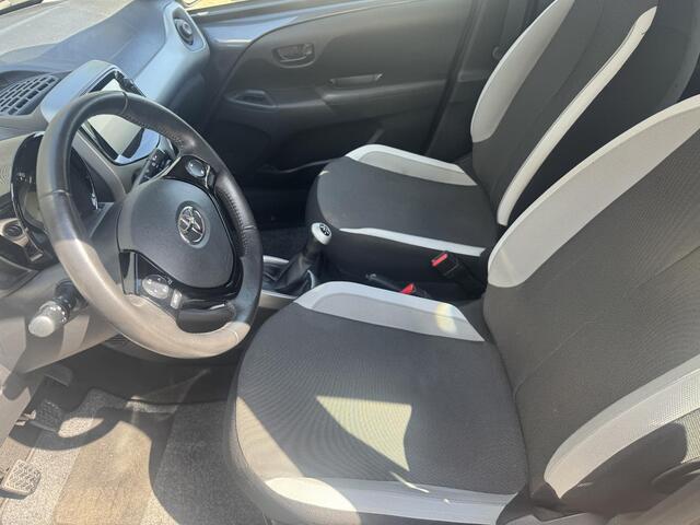 Toyota AYGO 1.0 VVT-i x-play I INCL. ¤ 850,00 AFL.KOSTEN + BOVAG GARANTIE
