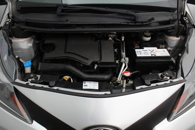 Toyota AYGO 1.0-70pk VVT-i x-fun 5drs. Keurige Toyota Aygo 5drs. Slechts 24,- wegenbelasting per mnd. Airco, metallic lak, 5 deuren, ABS/ESP, telefoonvoorb., USB, elektr. ramen voor, centr. vergr. afst. bed.