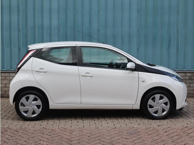 Toyota AYGO 1.0 VVT-i x-nav | LAGE KM-STAND | NAVI | CAMERA | AIRCO |