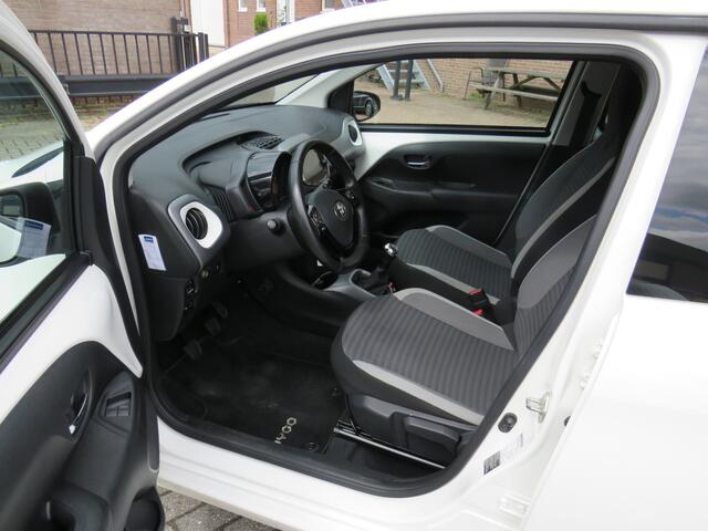 Toyota AYGO 1.0 VVT-i x-play * Rijklaarprijs incl. garantie * Airco * Cruise Controle * Carplay Android * Camera