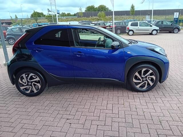 Toyota AYGO X 1.0 VVT-i S-CVT Play Automaat, Airco, Carplay/Android auto, Stoelverwarming, Camera, Cruise control adaptief, Rijstrook sensor met correctie, Grootlicht assistent, Elektrische ramen en spiegels, Nieuwstaat, Fabrieksgarantie, BOVAG