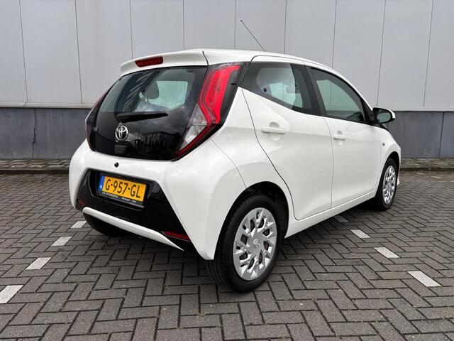 Toyota AYGO 1.0 VVT-i x-play limited | Airco | Navigatie | Camera |