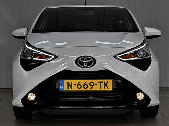 Toyota AYGO 1.0 VVT-i x-cite ultimate/ Zwarte-Hemel/ Camera/ 15'' LMV/ Apple + Android/ DAB+/ Clima/ Elek. pakket/ Isofix/ Bluetooth/ Multi. LEDER. Stuur/ Diml. Auto/ Mistl./ Extra getint glas.