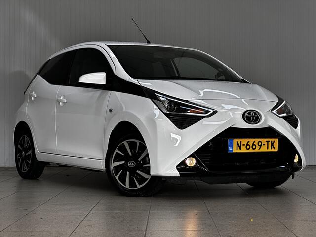 Toyota AYGO 1.0 VVT-i x-cite ultimate/ Zwarte-Hemel/ Camera/ 15'' LMV/ Apple + Android/ DAB+/ Clima/ Elek. pakket/ Isofix/ Bluetooth/ Multi. LEDER. Stuur/ Diml. Auto/ Mistl./ Extra getint glas.