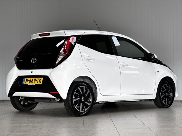 Toyota AYGO 1.0 VVT-i x-cite ultimate/ Zwarte-Hemel/ Camera/ 15'' LMV/ Apple + Android/ DAB+/ Clima/ Elek. pakket/ Isofix/ Bluetooth/ Multi. LEDER. Stuur/ Diml. Auto/ Mistl./ Extra getint glas.