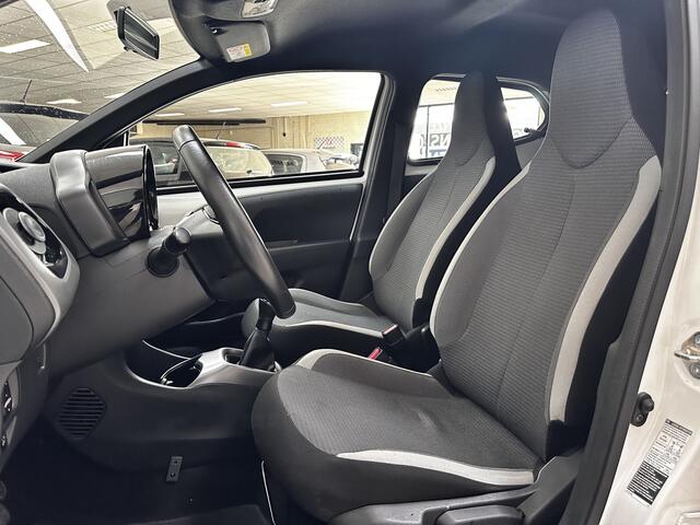 Toyota AYGO 1.0 VVT-i x-cite ultimate/ Zwarte-Hemel/ Camera/ 15'' LMV/ Apple + Android/ DAB+/ Clima/ Elek. pakket/ Isofix/ Bluetooth/ Multi. LEDER. Stuur/ Diml. Auto/ Mistl./ Extra getint glas.