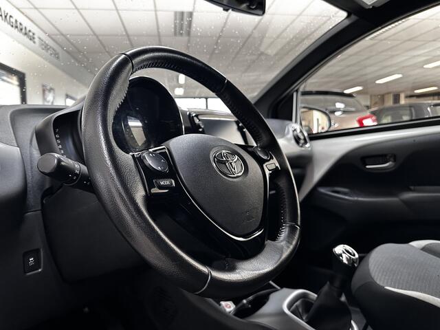 Toyota AYGO 1.0 VVT-i x-cite ultimate/ Zwarte-Hemel/ Camera/ 15'' LMV/ Apple + Android/ DAB+/ Clima/ Elek. pakket/ Isofix/ Bluetooth/ Multi. LEDER. Stuur/ Diml. Auto/ Mistl./ Extra getint glas.