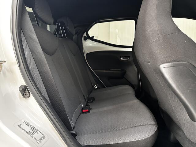 Toyota AYGO 1.0 VVT-i x-cite ultimate/ Zwarte-Hemel/ Camera/ 15'' LMV/ Apple + Android/ DAB+/ Clima/ Elek. pakket/ Isofix/ Bluetooth/ Multi. LEDER. Stuur/ Diml. Auto/ Mistl./ Extra getint glas.