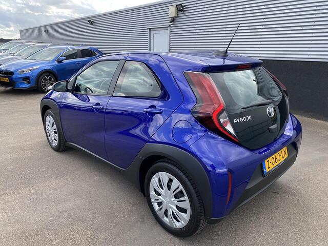 Toyota AYGO X 1.0 VVT-i MT Play Apple CarPlay/Android Auto navigatie, achteruitrij camera, Nieuw geleverd, NL-auto, 1e eign. adaptieve cruise control,