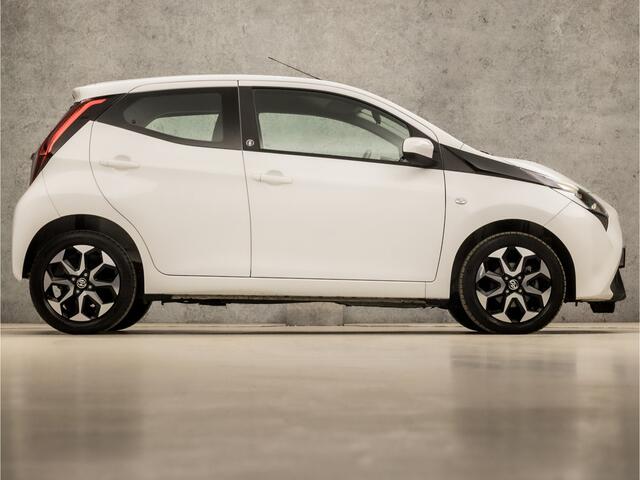 Toyota AYGO 1.0 VVT-i Sport (APPLE CARPLAY, NAVIGATIE, LM VELGEN, SPORTSTOELEN, CAMERA, LANE ASSIST, NIEUWE APK, NIEUWSTAAT)