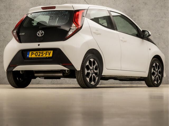 Toyota AYGO 1.0 VVT-i Sport (APPLE CARPLAY, NAVIGATIE, LM VELGEN, SPORTSTOELEN, CAMERA, LANE ASSIST, NIEUWE APK, NIEUWSTAAT)