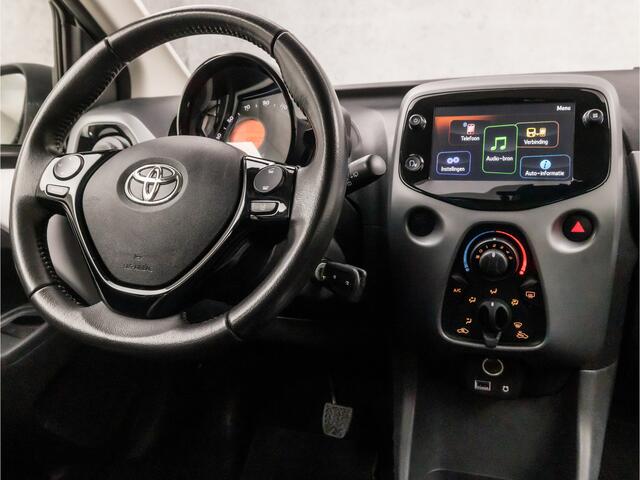 Toyota AYGO 1.0 VVT-i Sport (APPLE CARPLAY, NAVIGATIE, LM VELGEN, SPORTSTOELEN, CAMERA, LANE ASSIST, NIEUWE APK, NIEUWSTAAT)