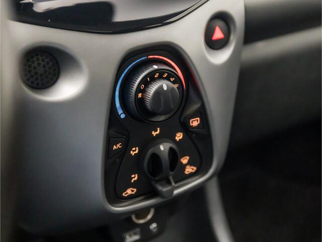 Toyota AYGO 1.0 VVT-i Sport (APPLE CARPLAY, NAVIGATIE, LM VELGEN, SPORTSTOELEN, CAMERA, LANE ASSIST, NIEUWE APK, NIEUWSTAAT)