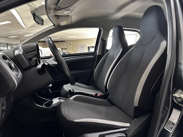 Toyota AYGO 1.0 VVT-i x-play/ 5-Drs/ AUTOMAAT!/ Camera/ Media-Scherm/ Airco/ C.V. Afstand/ Elek. Ramen/ Isofix/ Bluetooth/ Multi. LEDER. Stuur/ LED Dagrijverl/ Getint glas.
