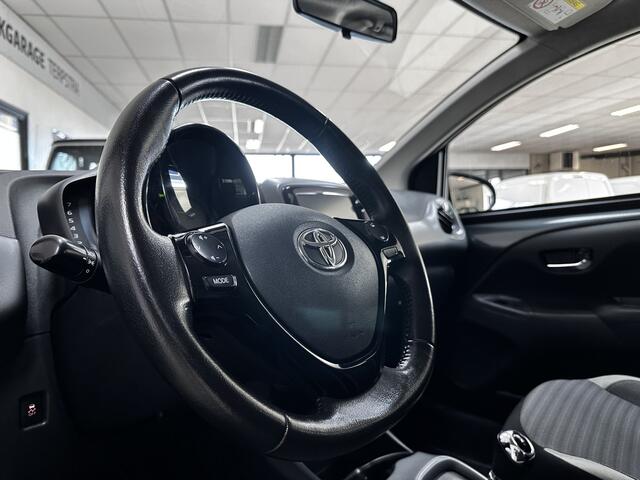 Toyota AYGO 1.0 VVT-i x-play/ 5-Drs/ AUTOMAAT!/ Camera/ Media-Scherm/ Airco/ C.V. Afstand/ Elek. Ramen/ Isofix/ Bluetooth/ Multi. LEDER. Stuur/ LED Dagrijverl/ Getint glas.