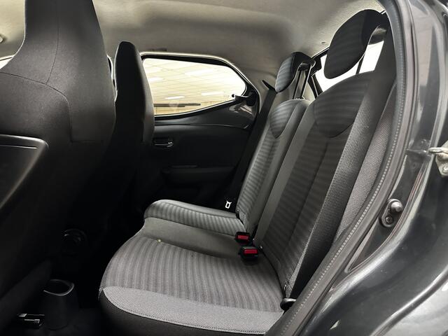 Toyota AYGO 1.0 VVT-i x-play/ 5-Drs/ AUTOMAAT!/ Camera/ Media-Scherm/ Airco/ C.V. Afstand/ Elek. Ramen/ Isofix/ Bluetooth/ Multi. LEDER. Stuur/ LED Dagrijverl/ Getint glas.